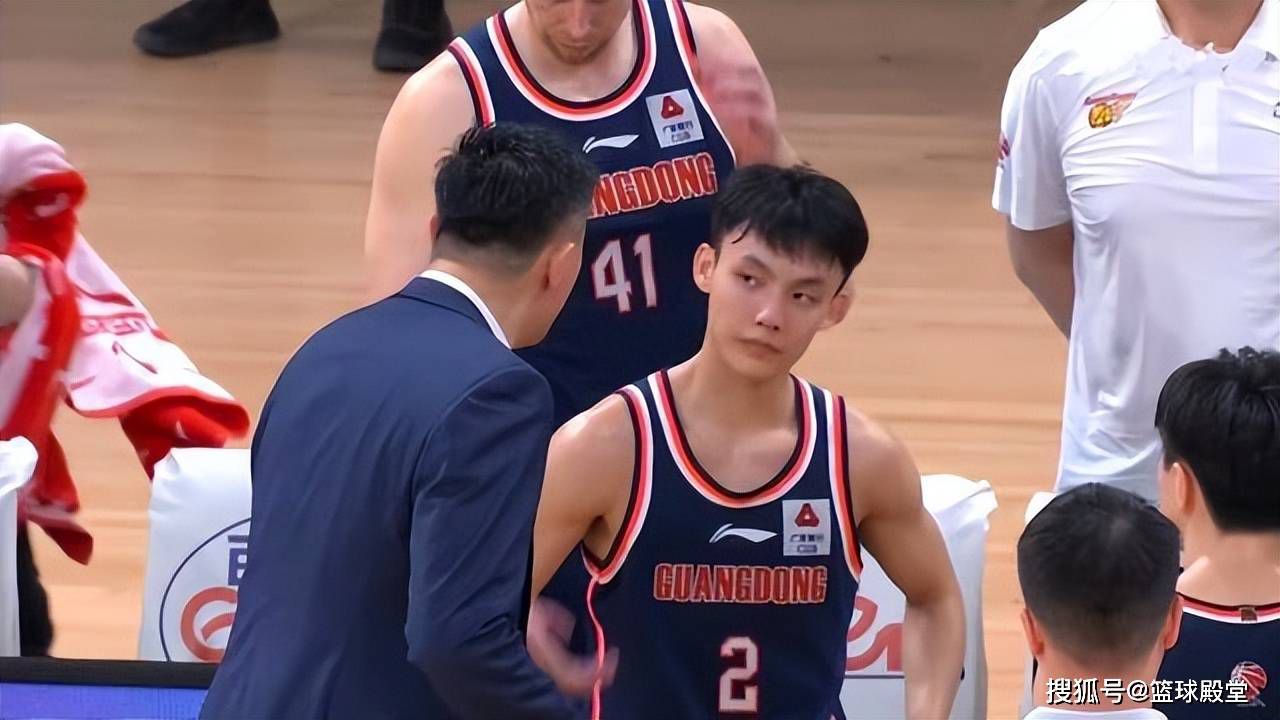 宝（邓丽欣 饰）原本与男朋友俊（黄嘉乐 饰）一路经营甜品店，生意兴盛，两人也豪情不变。可是宝多年不见的旧同窗琪琪（曾恺玹 饰），竟抢走了俊，粉碎了宝的幸福糊口。                                  　　另外一方面，宝的老友蚊（唐宁 饰）经常对男朋友风（胡清蓝 饰）发脾性，当风结识了已有男朋友的敏（杨爱瑾 饰）后，两人睁开了一段“后备爱情”。蚊与风终究分手结束。                                  　　后来宝结识了翻戏阿强（方力申 饰），宝给了强十万块要他帮手报复琪琪。强成功的把琪琪吸引住了，更想经由过程强欺骗俊的甜品店。时代，宝与强也发生了豪情。宝相信强的素质不坏，更相信他能悔改本身。不意工作仍是被琪琪发现了，她愿意出更多的钱打通强，要宝再一次在她眼前尴尬。                                  　　宝纵使被俊丢弃，但当她得知俊被琪琪骗了以后，仍是回到他的身旁与他再次首创甜品店。而琪琪也强的精心放置下，一样上当了所有的钱，更欠债累累。强不再行骗，却遭到了黑帮报复……